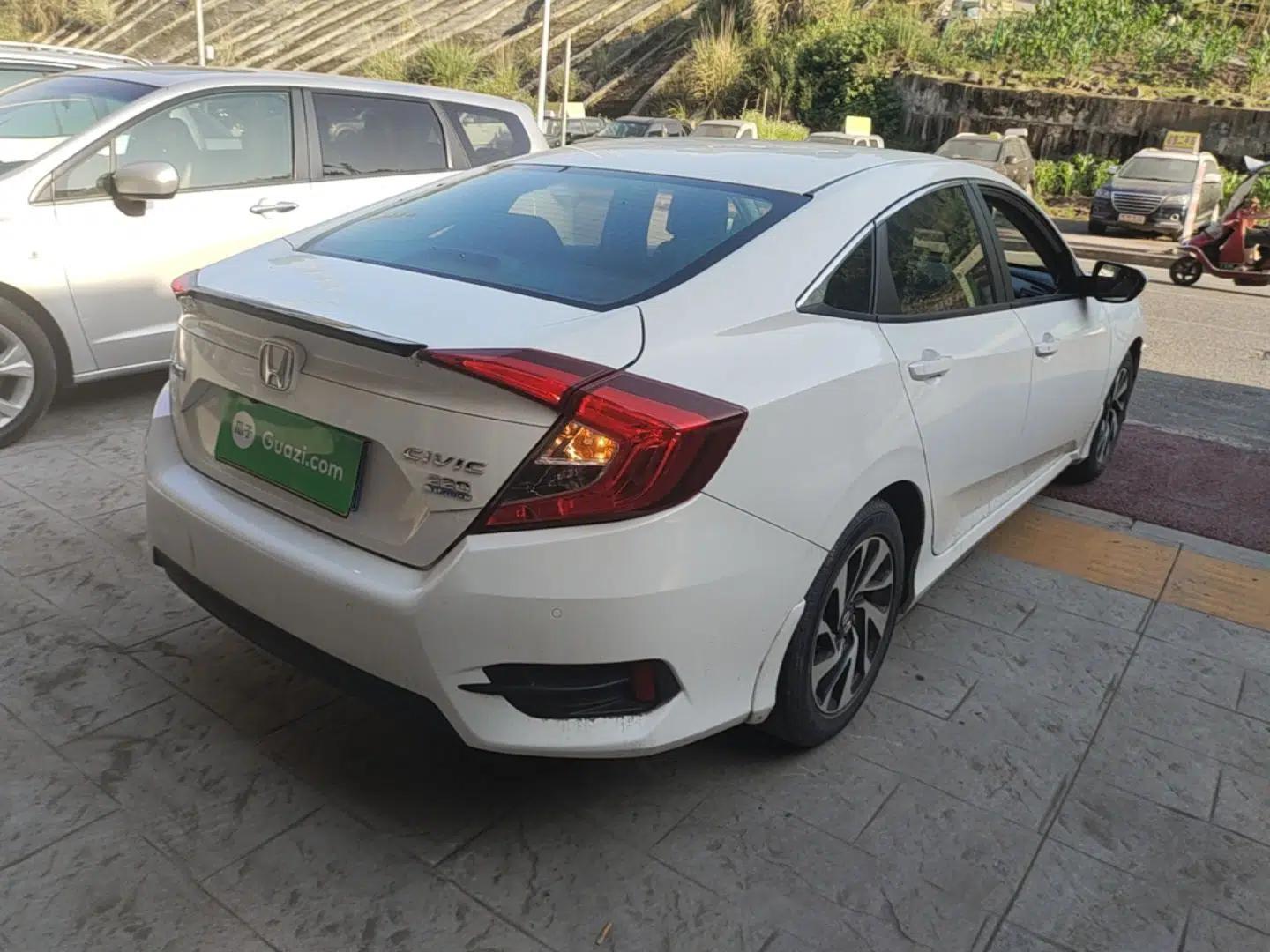 Honda Civic 2016 220TURBO CVT Luxury Edition — миниатюра 6