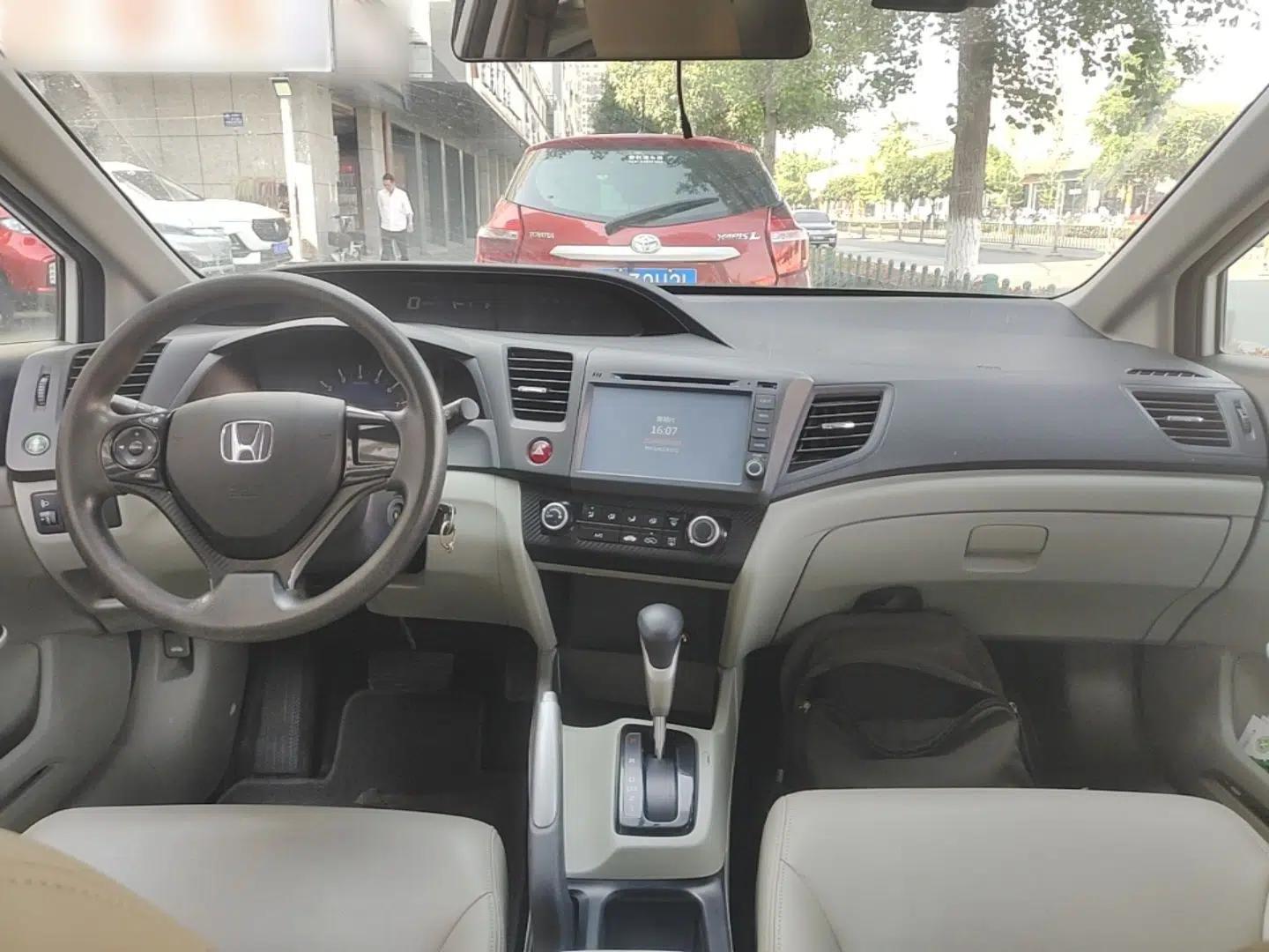 Honda Civic 2014 1.8L Automatic Classic Edition — миниатюра 13