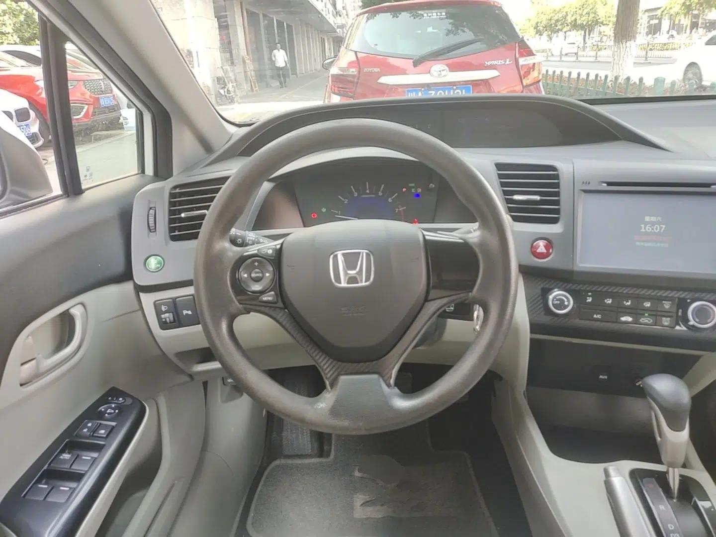 Honda Civic 2014 1.8L Automatic Classic Edition — миниатюра 14