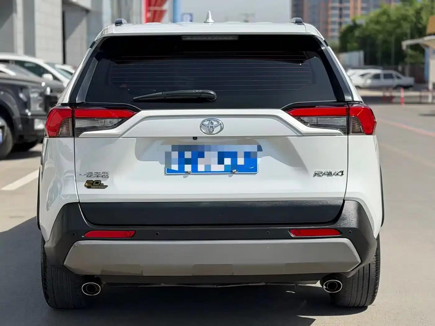 2023 RAV4 2.0L CVT 2WD 20th Anniversary Platinum Edition — миниатюра 3