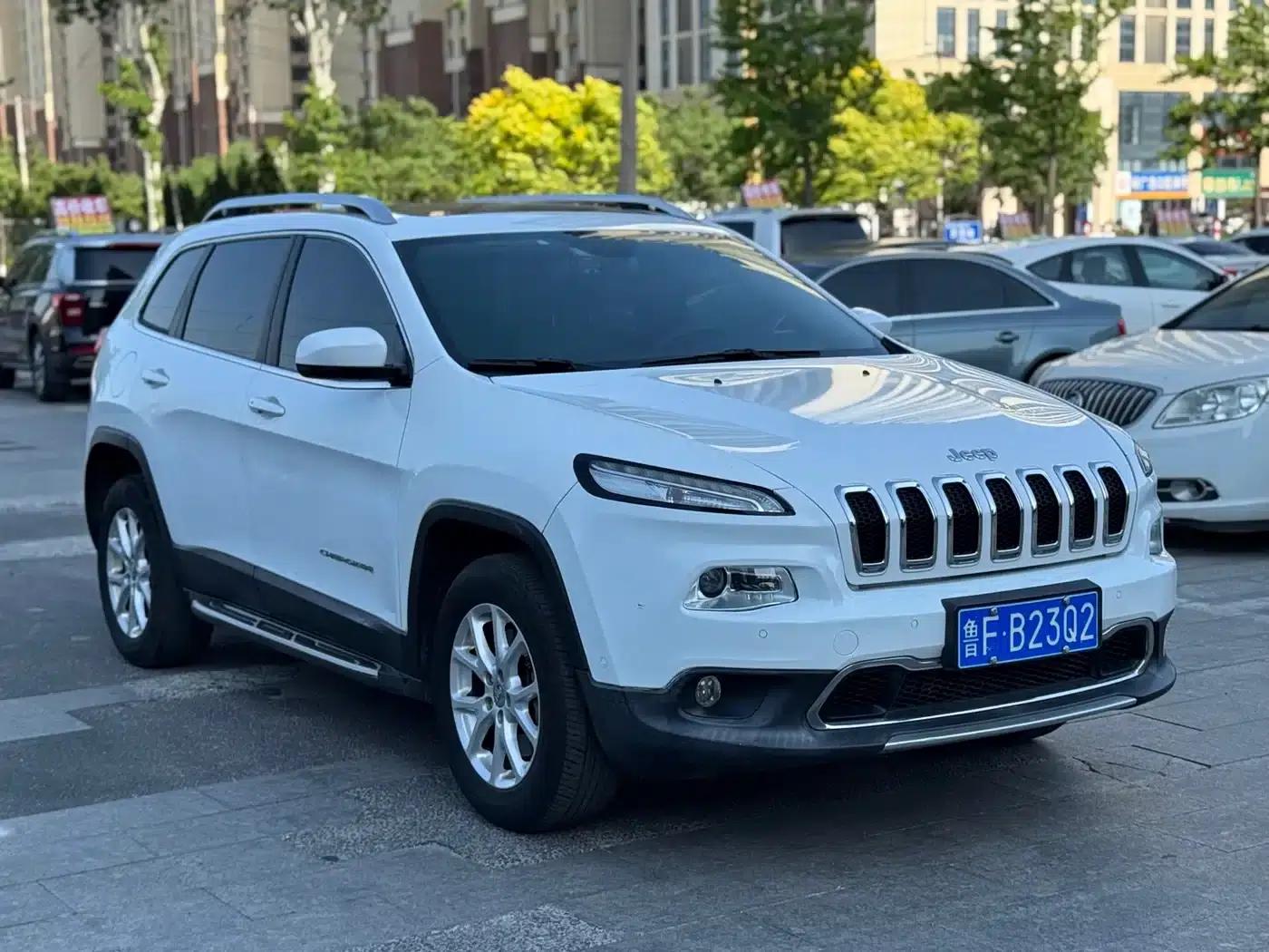Jeep Cherokee 2016 2.4L Professional Edition — миниатюра 4