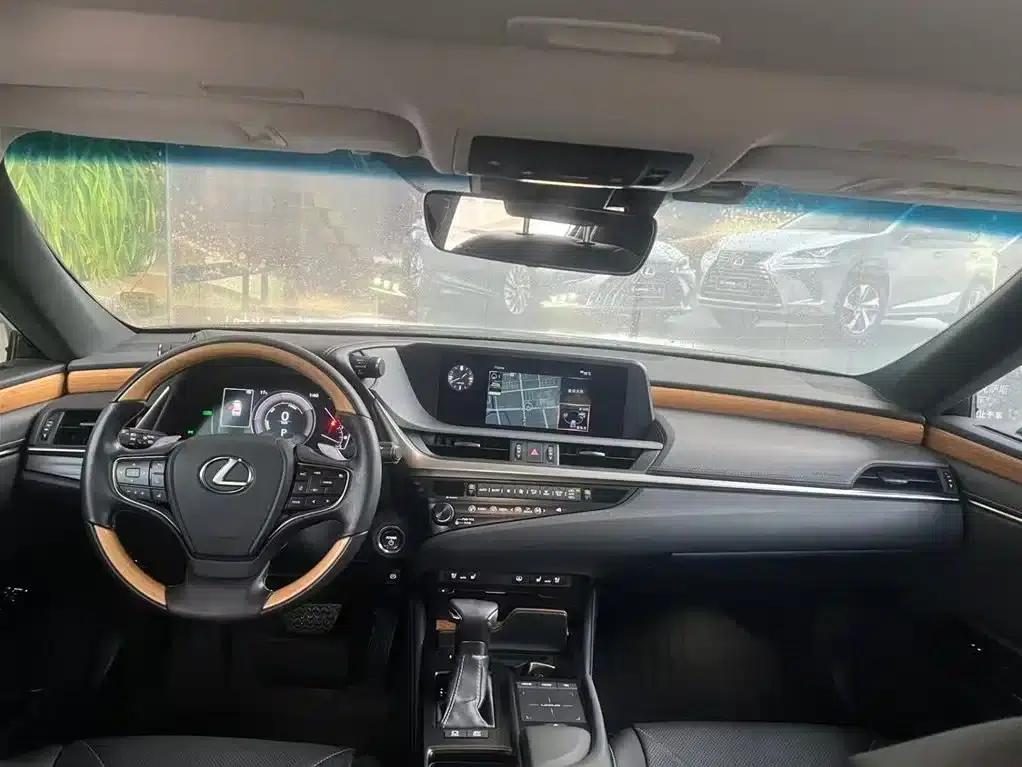 Lexus ES 2020 300h Premium Edition — миниатюра 2