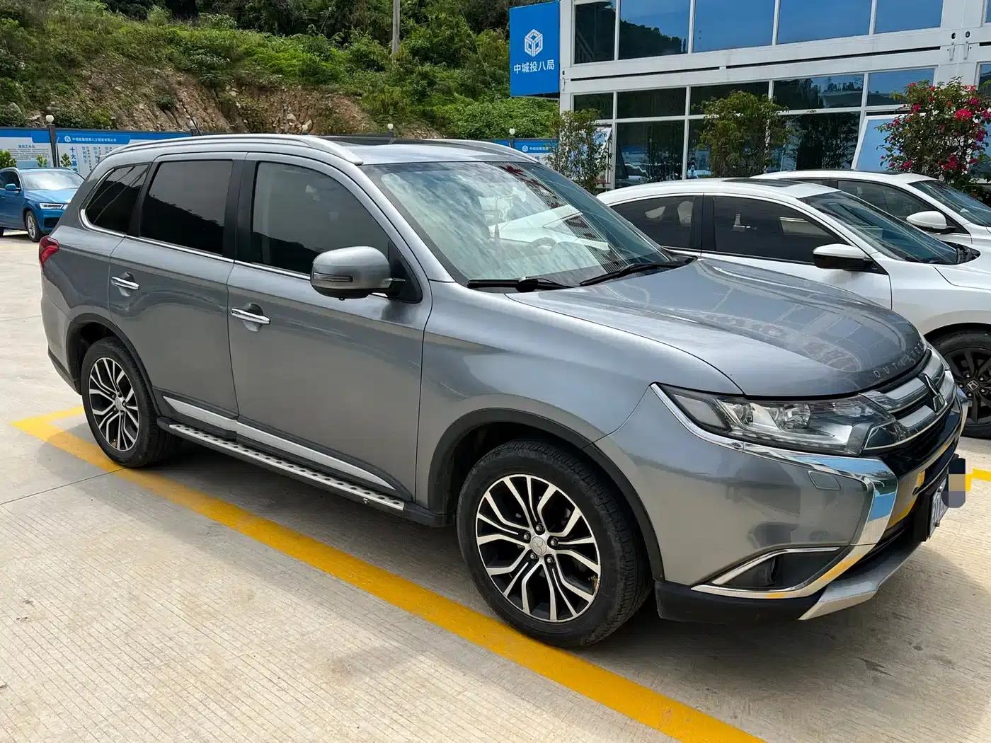 Outlander (Imported) 2016 2.4L 4WD Elite Edition 7-Seater — миниатюра 3