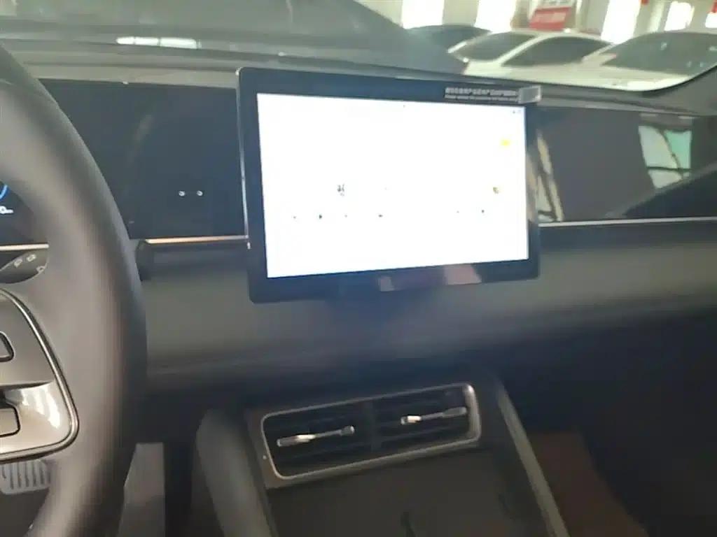 Qin L 2024 DM-i 80KM Leading Edition — миниатюра 13
