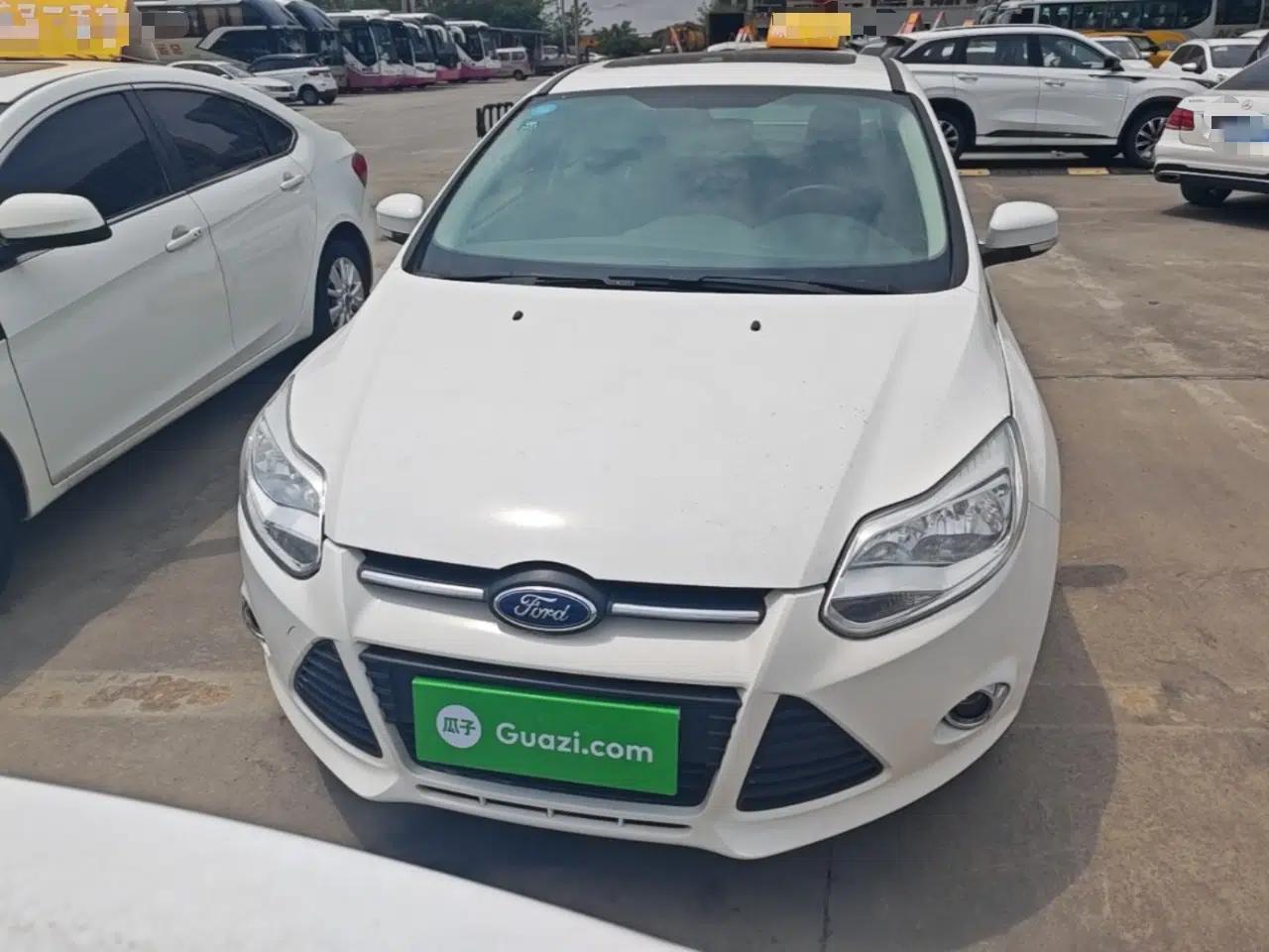 Ford Focus 2012 Sedan 1.6L Automatic Fashion Edition — миниатюра 2