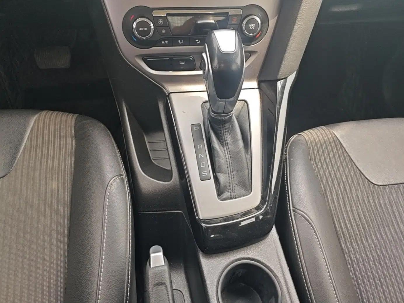 Ford Focus 2012 Sedan 1.6L Automatic Fashion Edition — миниатюра 17