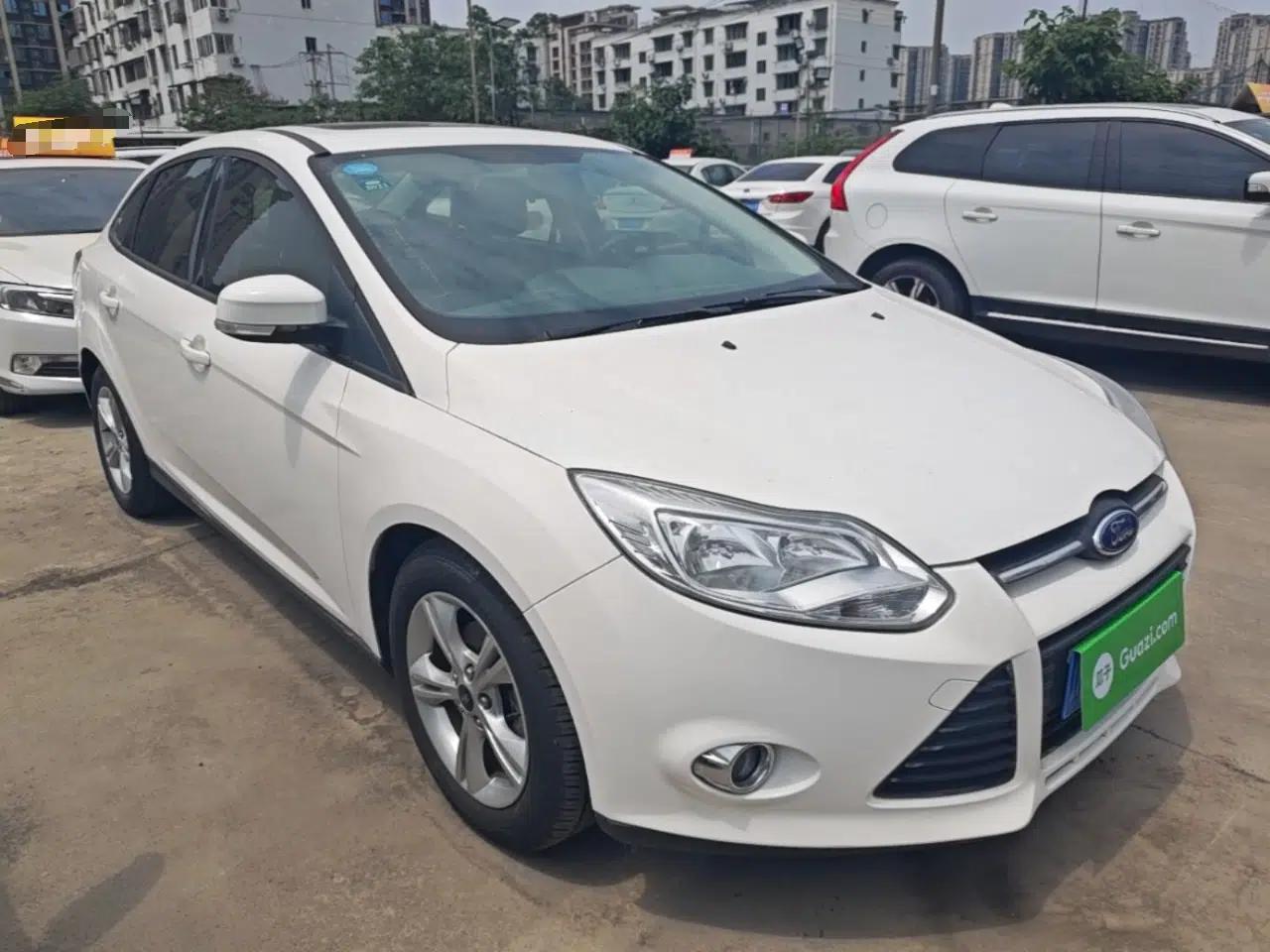 Ford Focus 2012 Sedan 1.6L Automatic Fashion Edition — миниатюра 3