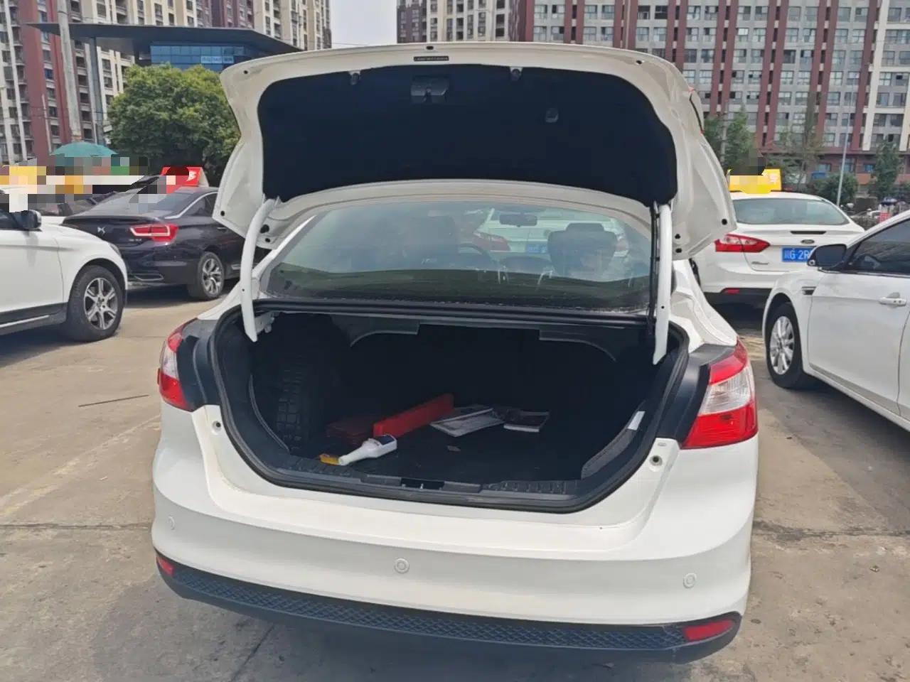 Ford Focus 2012 Sedan 1.6L Automatic Fashion Edition — миниатюра 22