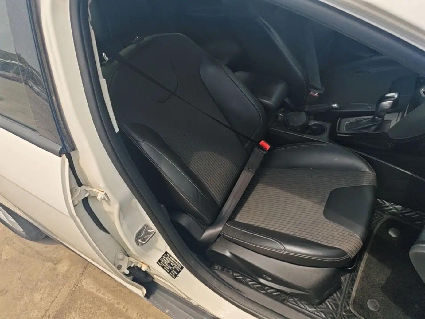 Ford Focus 2012 Sedan 1.6L Automatic Fashion Edition — миниатюра 23