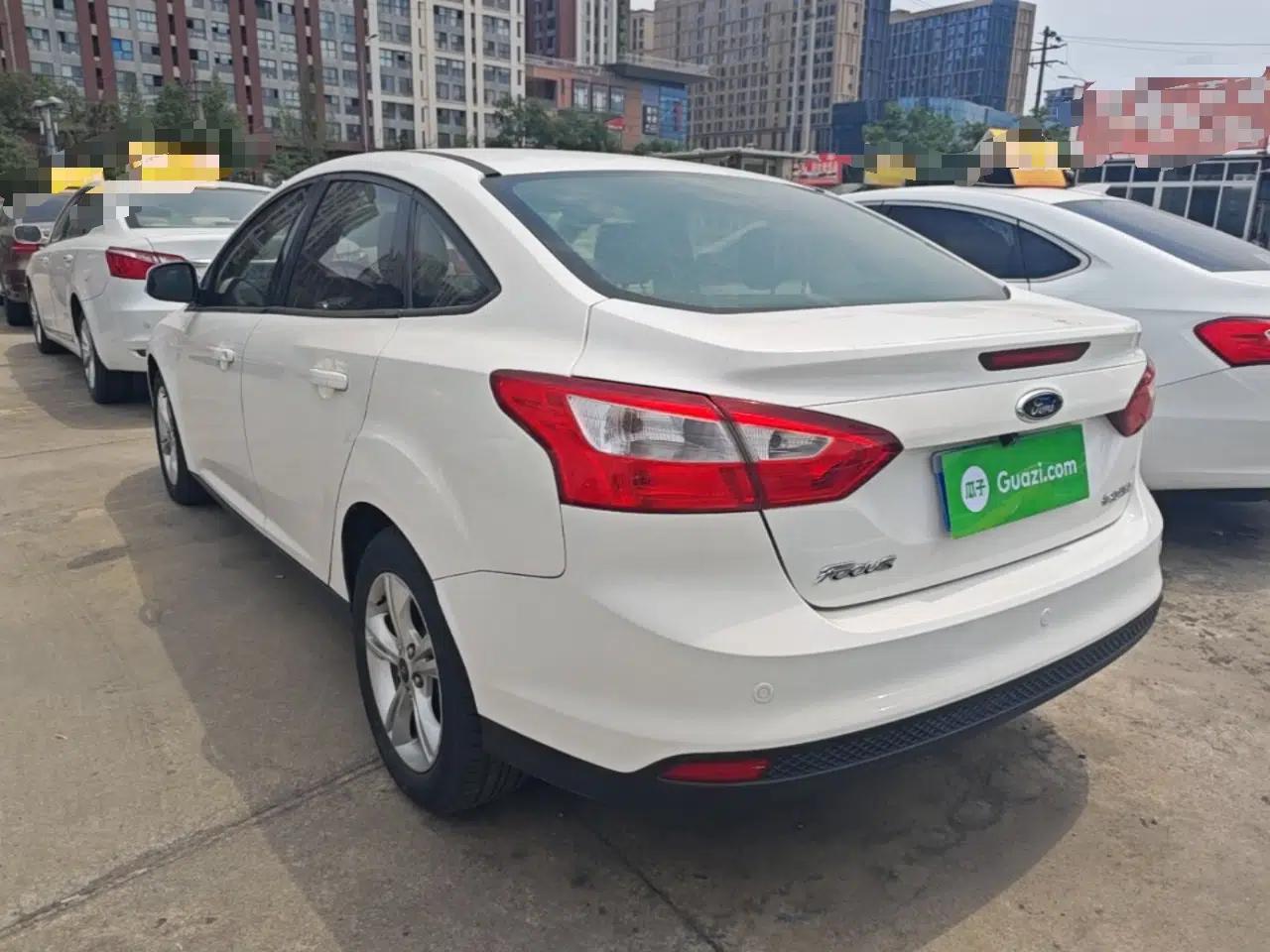 Ford Focus 2012 Sedan 1.6L Automatic Fashion Edition — миниатюра 4