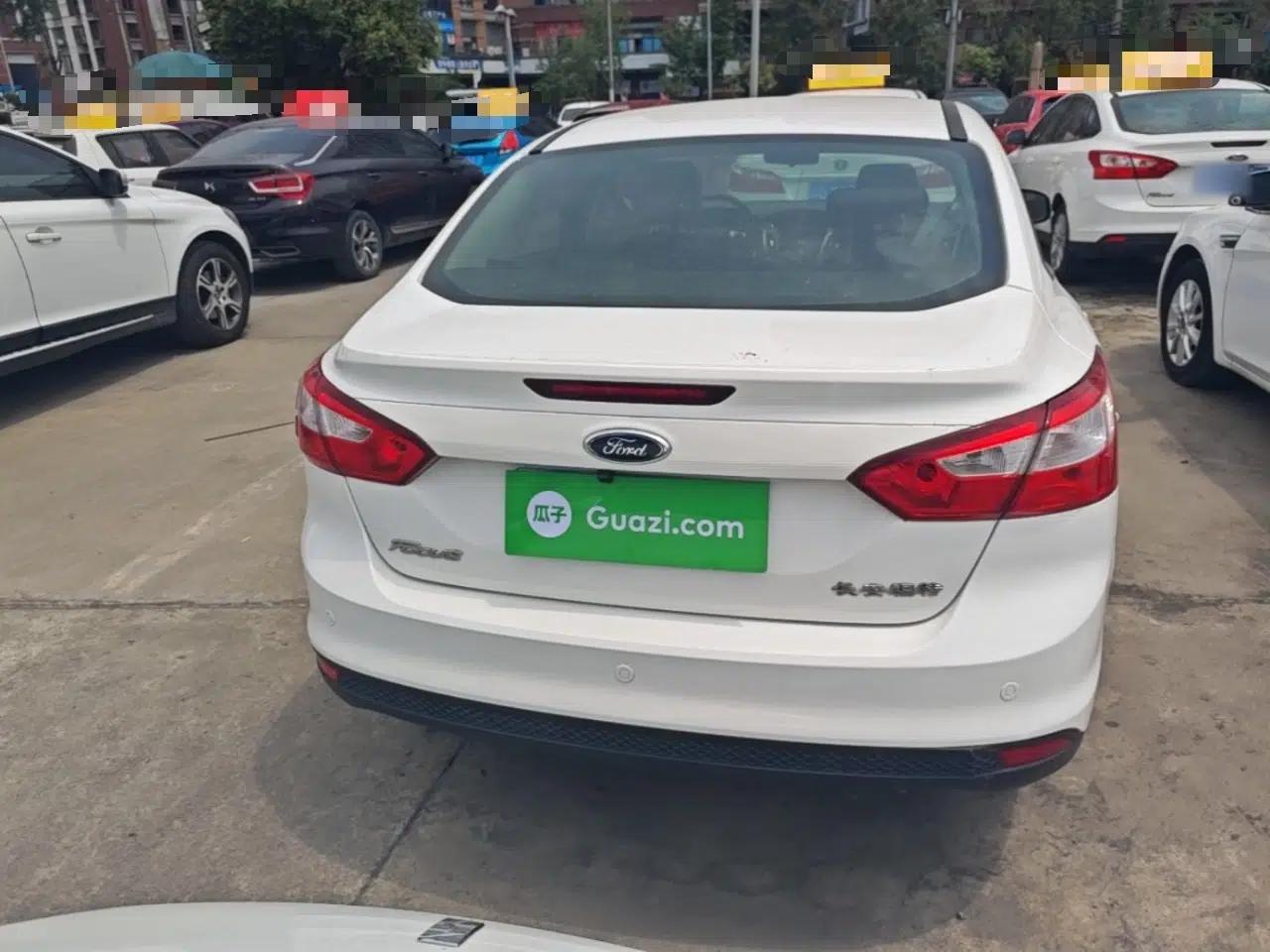Ford Focus 2012 Sedan 1.6L Automatic Fashion Edition — миниатюра 5