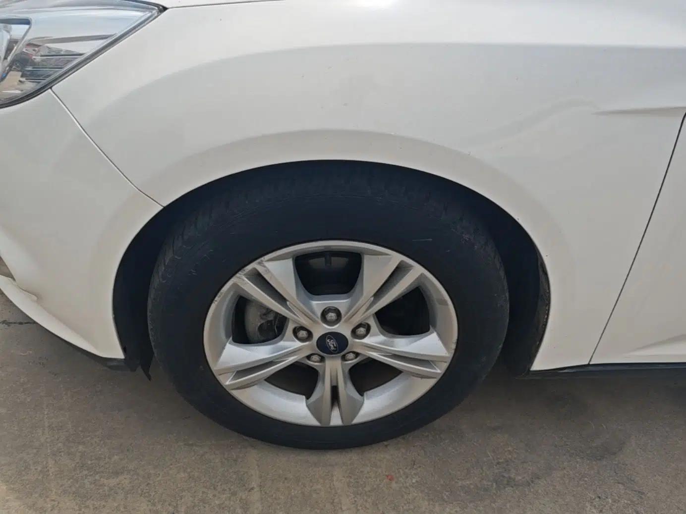 Ford Focus 2012 Sedan 1.6L Automatic Fashion Edition — миниатюра 8