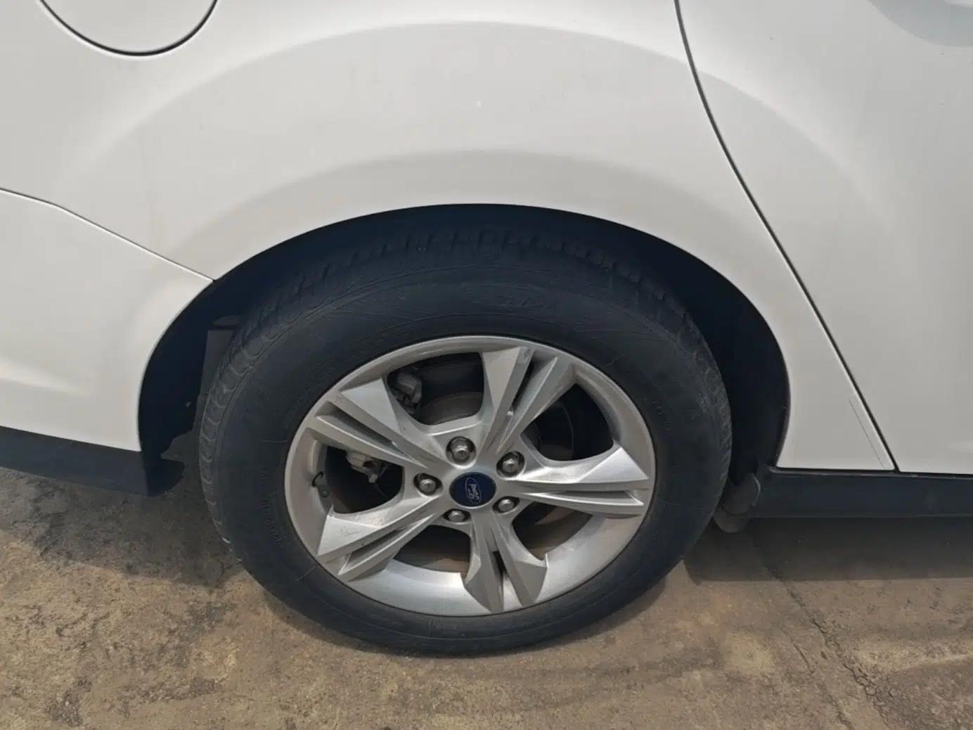 Ford Focus 2012 Sedan 1.6L Automatic Fashion Edition — миниатюра 10