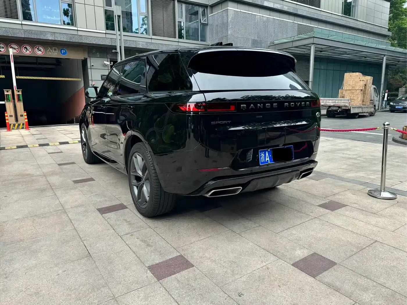 2024 Range Rover Sport 400PS Dynamic HSE — миниатюра 4