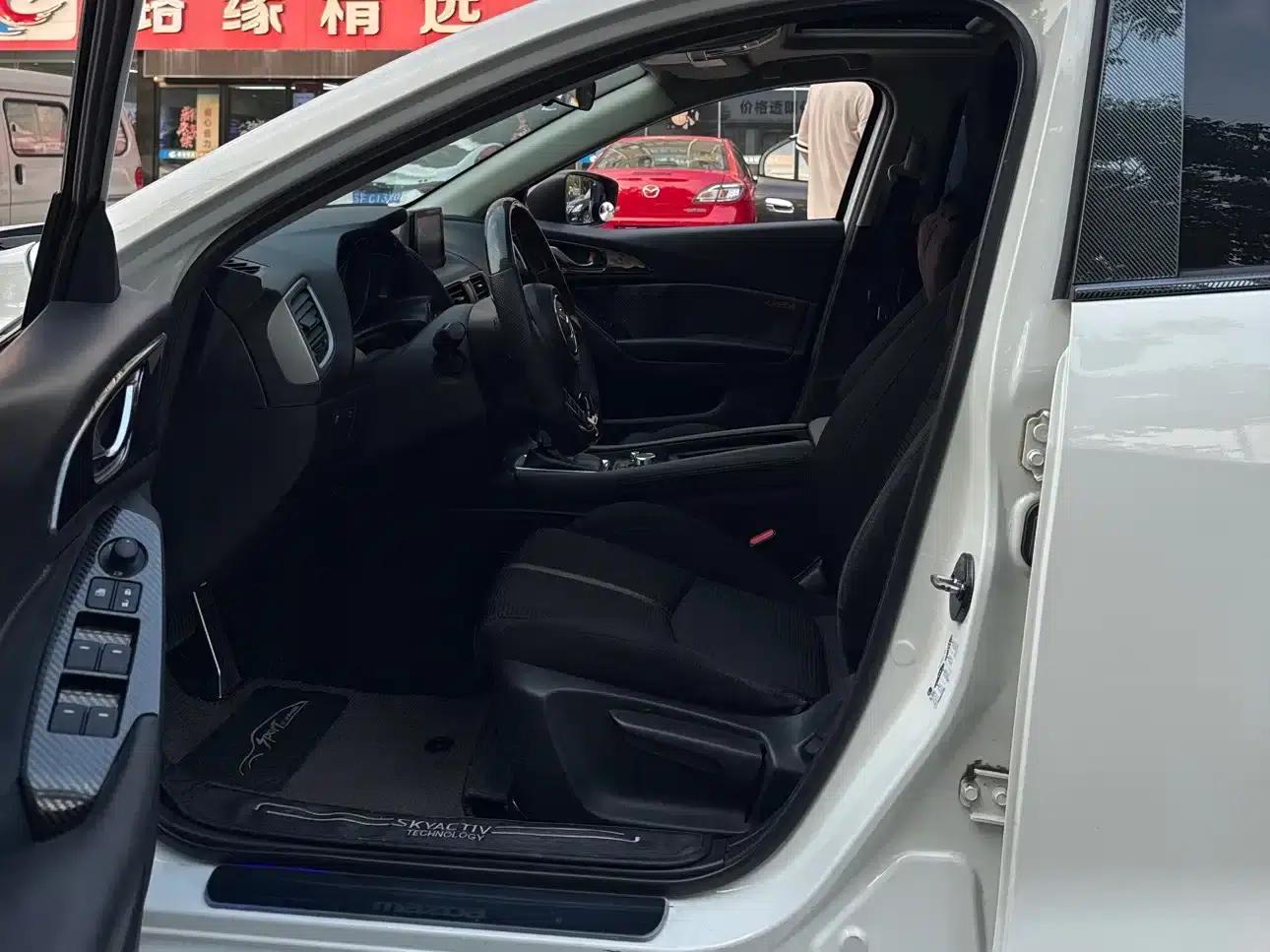 Mazda3 Axela 2017 Hatchback 1.5L Automatic Luxury Model (China V Emission Standard) — миниатюра 8