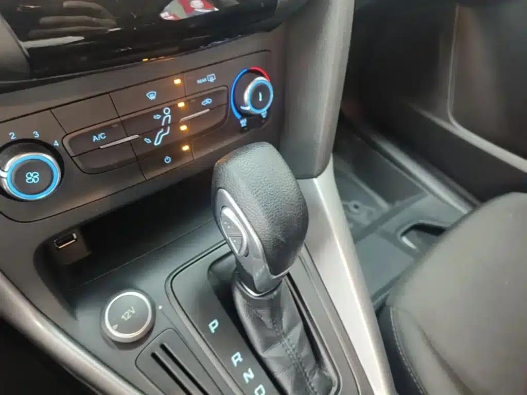 Ford Focus 2018 Hatchback Classic 1.6L Automatic Comfort Smart Edition — миниатюра 14