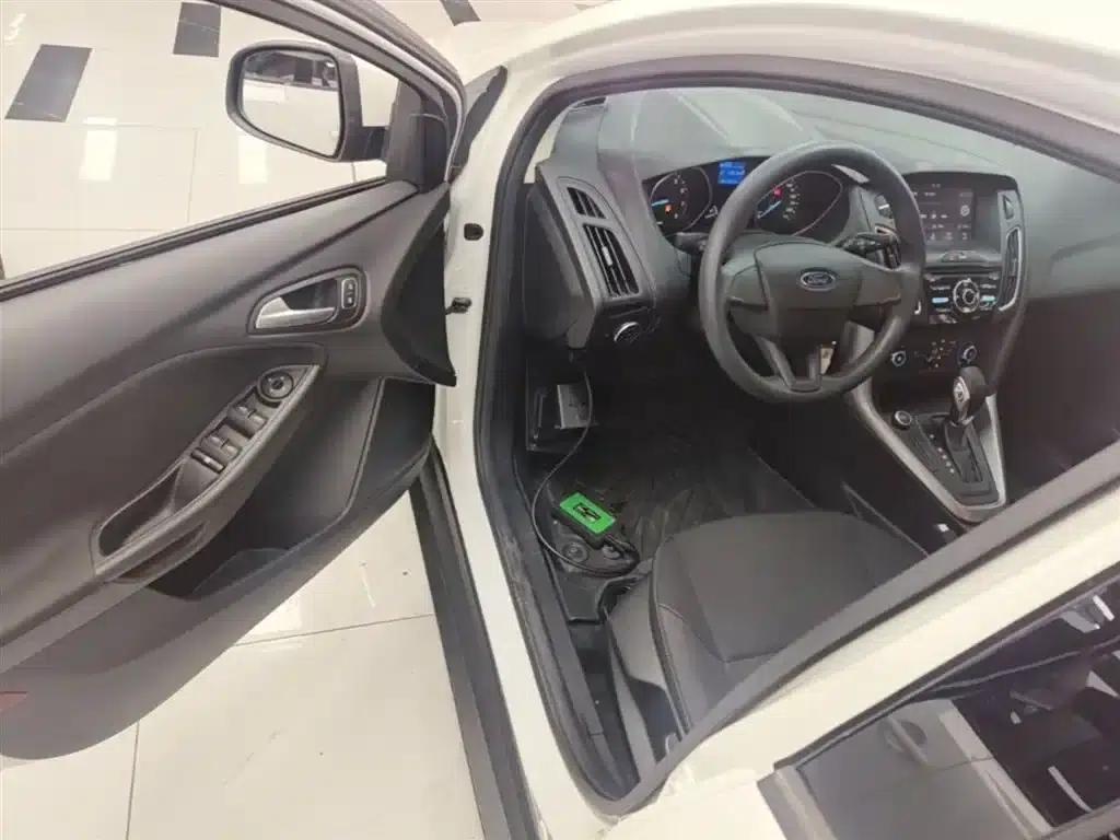 Ford Focus 2018 Hatchback Classic 1.6L Automatic Comfort Smart Edition — миниатюра 16