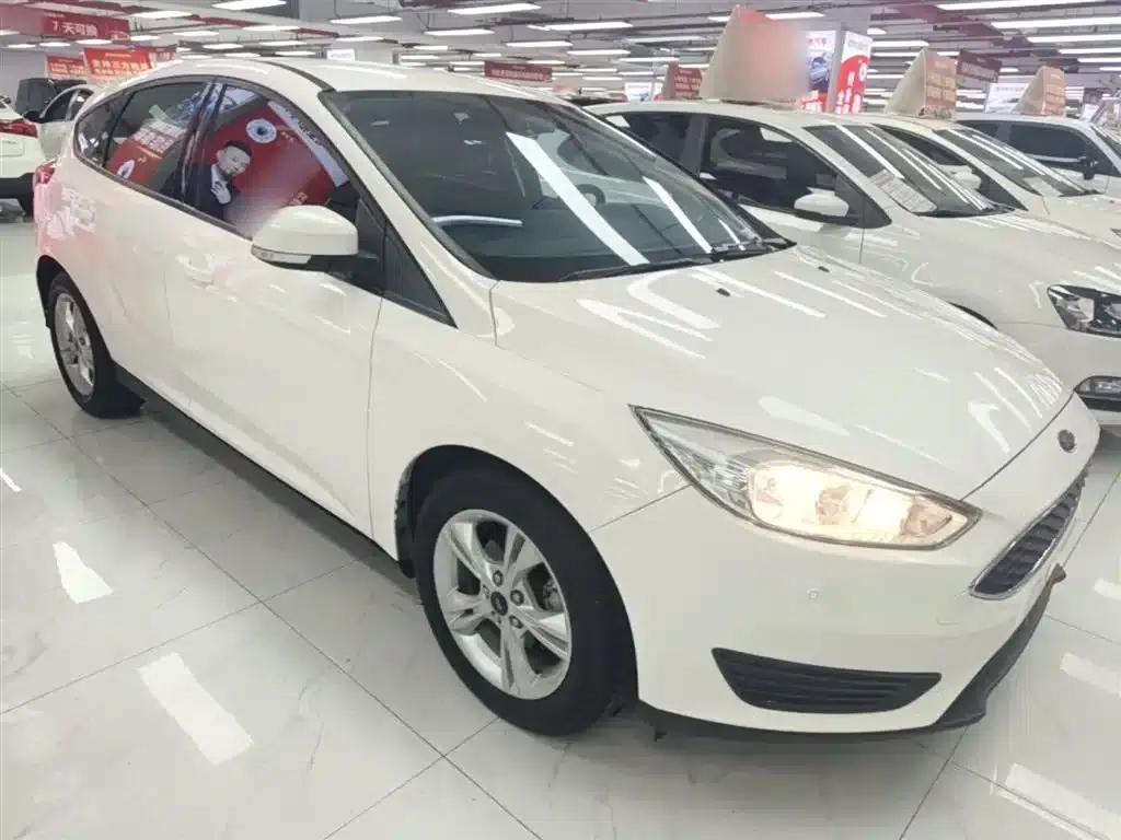 Ford Focus 2018 Hatchback Classic 1.6L Automatic Comfort Smart Edition — миниатюра 4