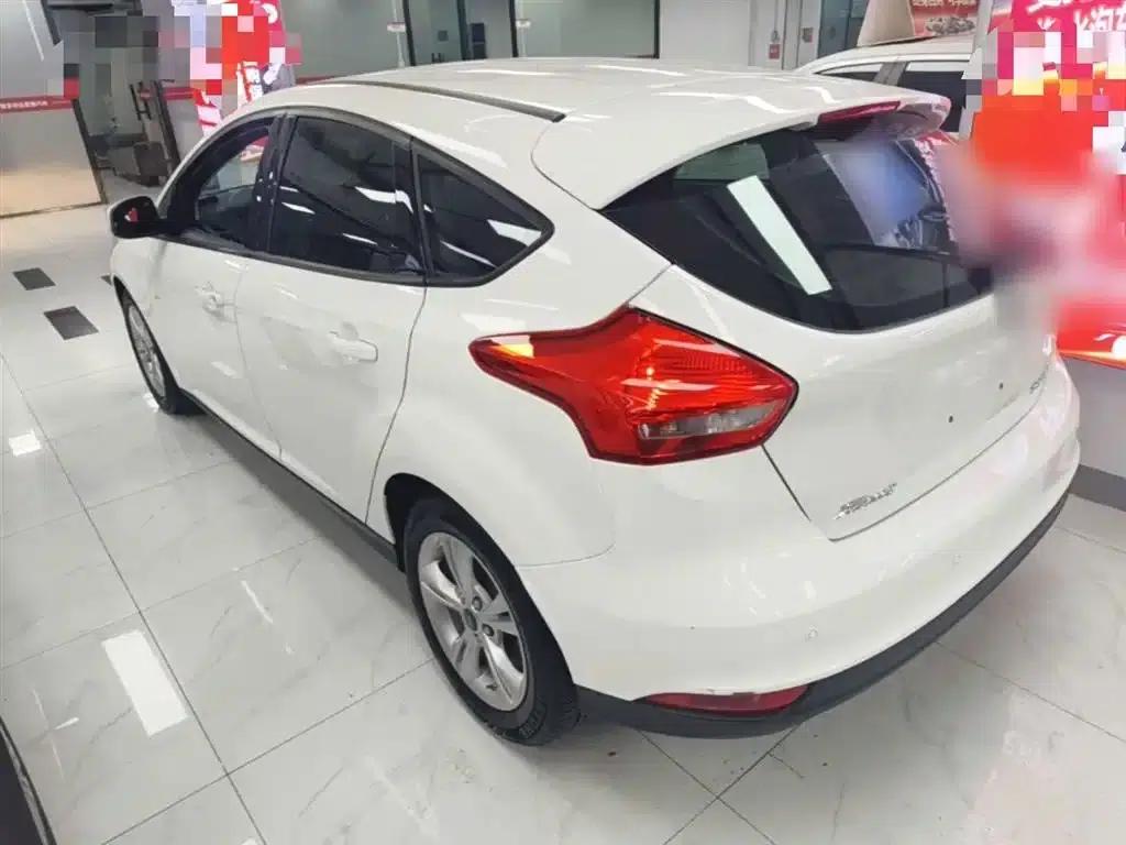 Ford Focus 2018 Hatchback Classic 1.6L Automatic Comfort Smart Edition — миниатюра 5