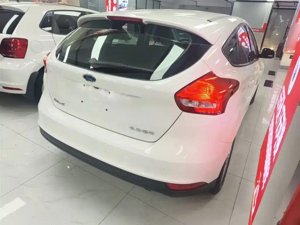 Ford Focus 2018 Hatchback Classic 1.6L Automatic Comfort Smart Edition — миниатюра 7
