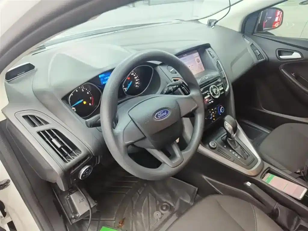 Ford Focus 2018 Hatchback Classic 1.6L Automatic Comfort Smart Edition — миниатюра 10