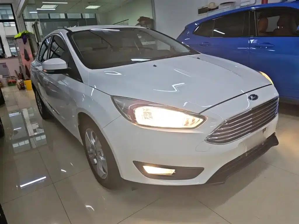 Ford Focus 2017 Sedan 1.6L Automatic Comfort Smart Edition — миниатюра 4