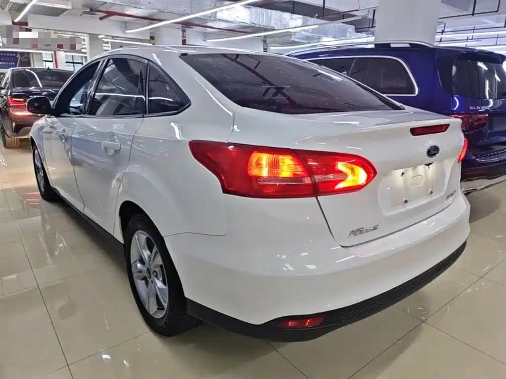 Ford Focus 2017 Sedan 1.6L Automatic Comfort Smart Edition — миниатюра 5
