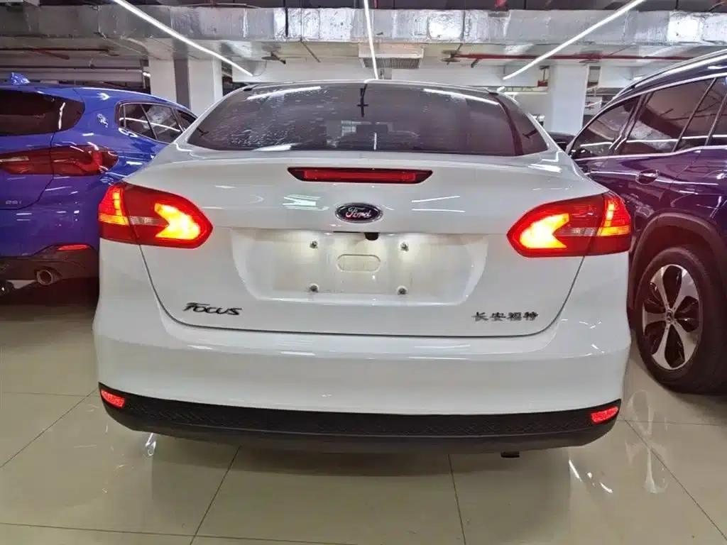 Ford Focus 2017 Sedan 1.6L Automatic Comfort Smart Edition — миниатюра 6