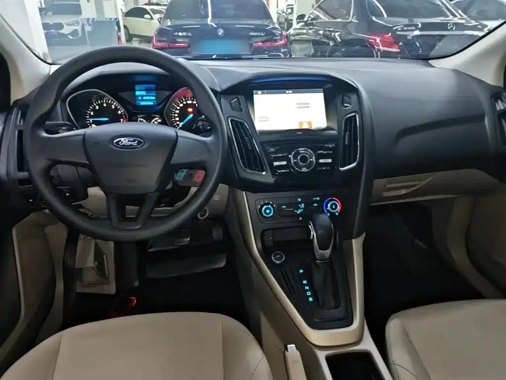 Ford Focus 2017 Sedan 1.6L Automatic Comfort Smart Edition — миниатюра 10