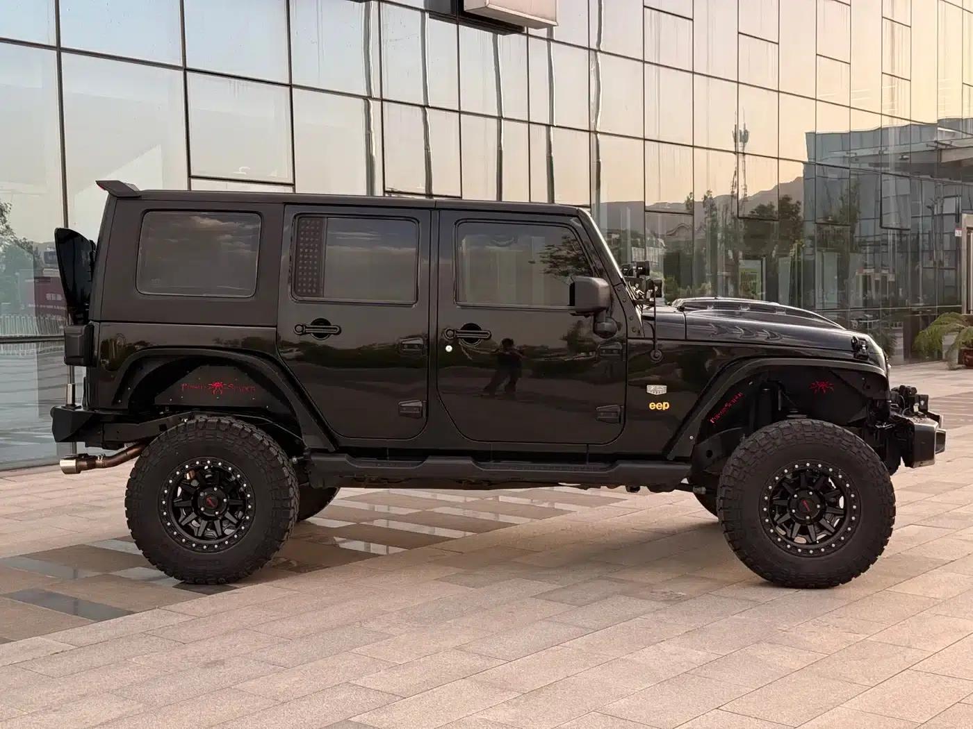 2010 Jeep Wrangler 3.8L Sahara 4-Door — миниатюра 4