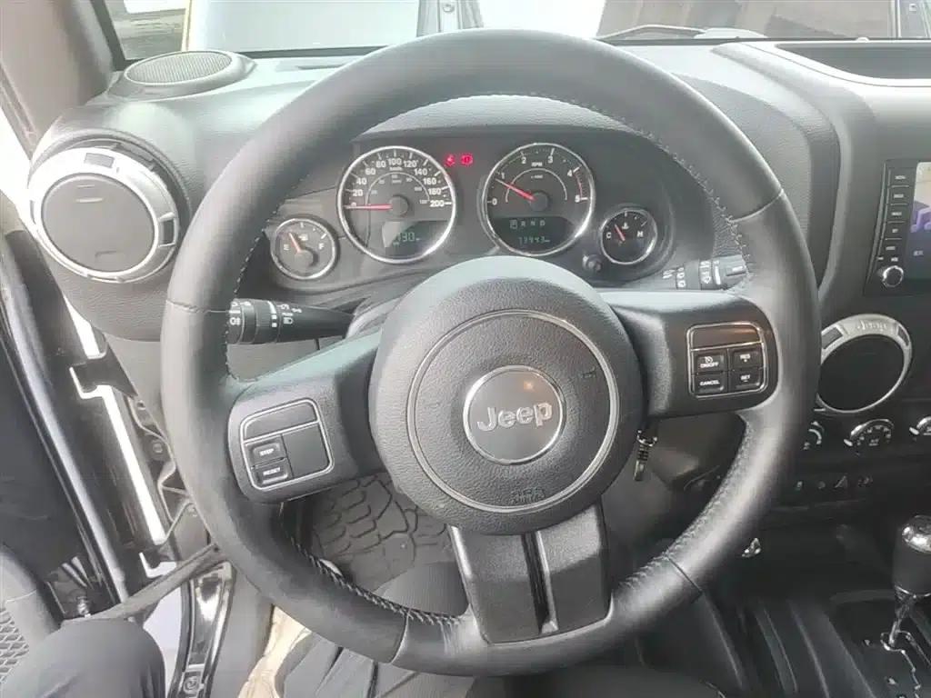 2015 Jeep Wrangler 2.8TD Sahara Four-Door Comfort Edition — миниатюра 11