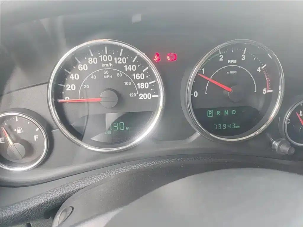 2015 Jeep Wrangler 2.8TD Sahara Four-Door Comfort Edition — миниатюра 12