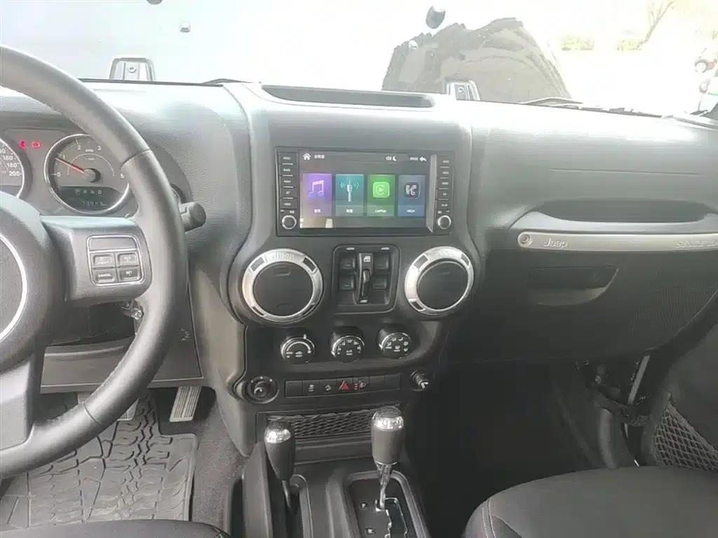 2015 Jeep Wrangler 2.8TD Sahara Four-Door Comfort Edition — миниатюра 13