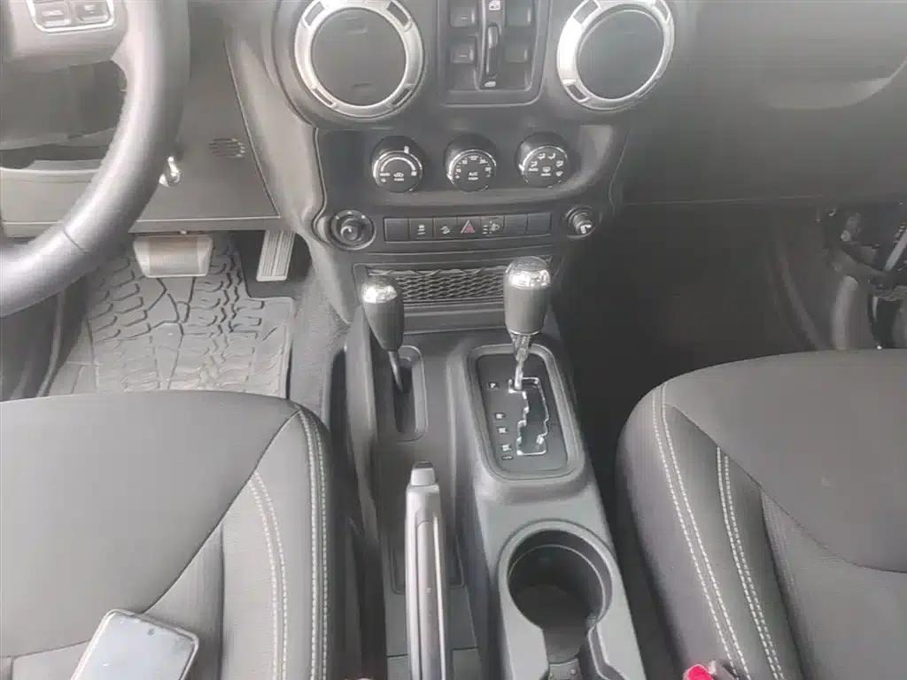 2015 Jeep Wrangler 2.8TD Sahara Four-Door Comfort Edition — миниатюра 14