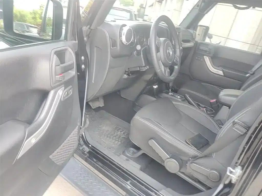 2015 Jeep Wrangler 2.8TD Sahara Four-Door Comfort Edition — миниатюра 16