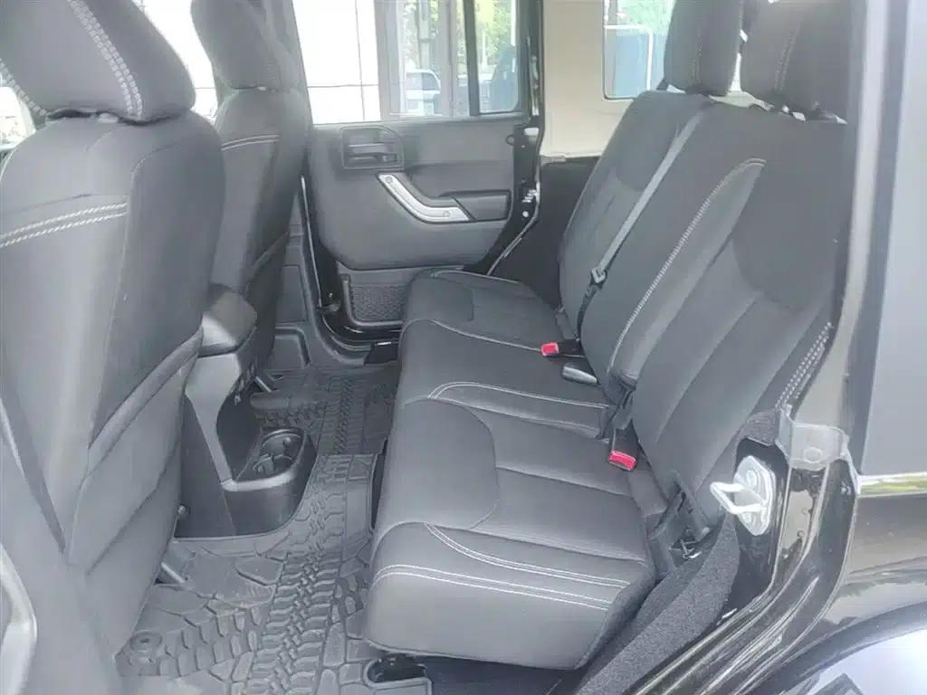 2015 Jeep Wrangler 2.8TD Sahara Four-Door Comfort Edition — миниатюра 17