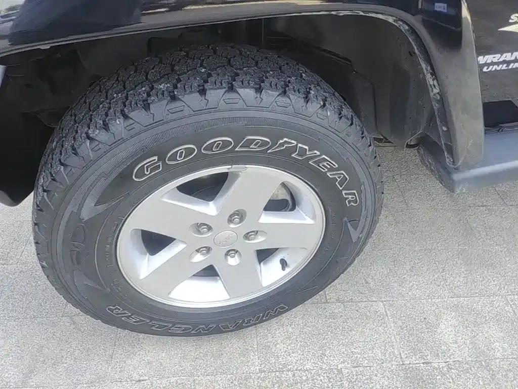 2015 Jeep Wrangler 2.8TD Sahara Four-Door Comfort Edition — миниатюра 23