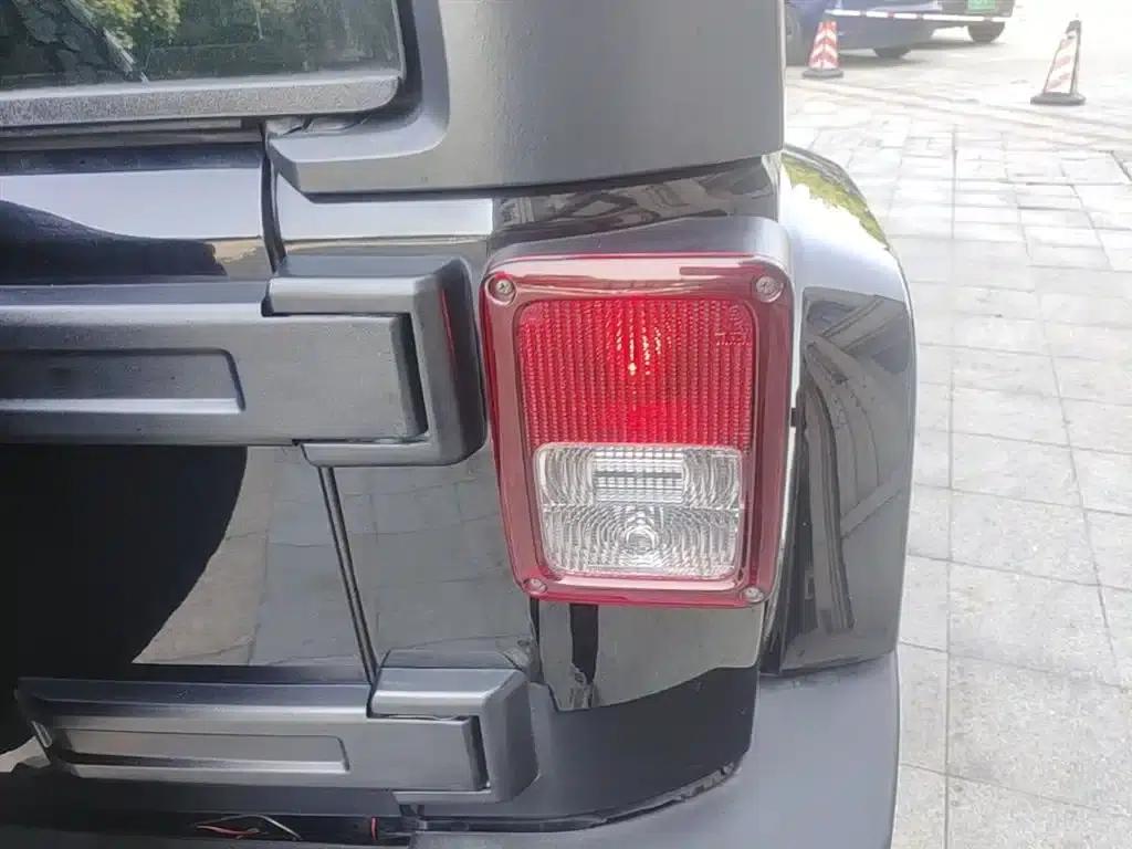 2015 Jeep Wrangler 2.8TD Sahara Four-Door Comfort Edition — миниатюра 8