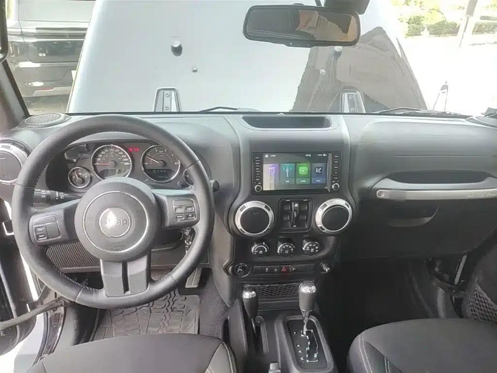 2015 Jeep Wrangler 2.8TD Sahara Four-Door Comfort Edition — миниатюра 10