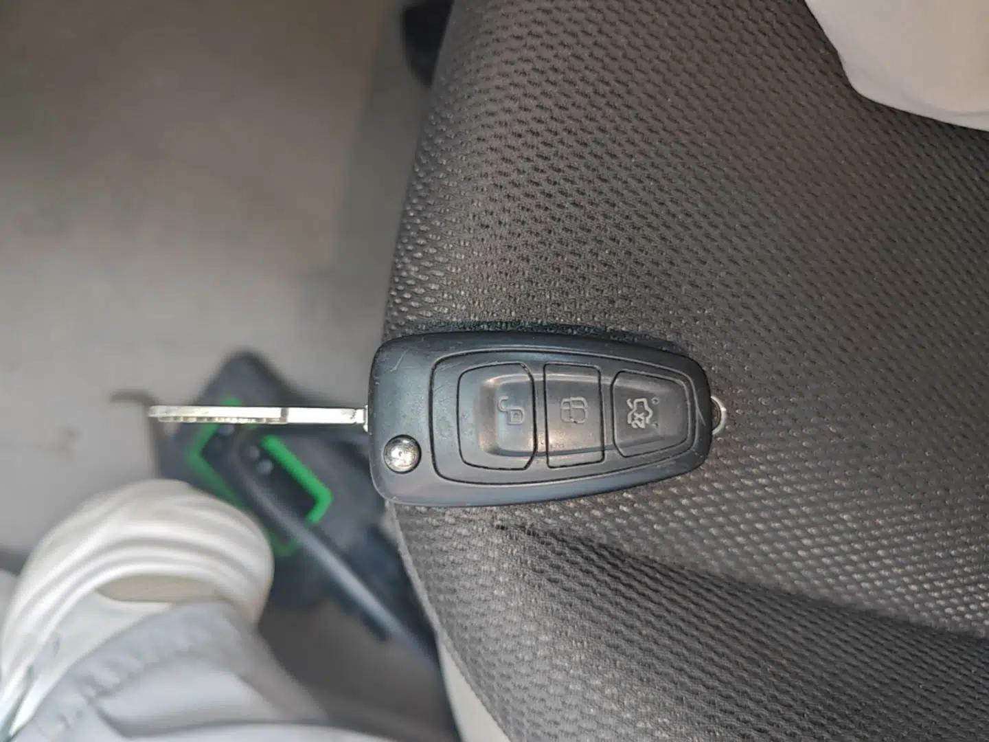 Ford Focus 2012 Sedan 1.6L Automatic Comfort Model — миниатюра 12