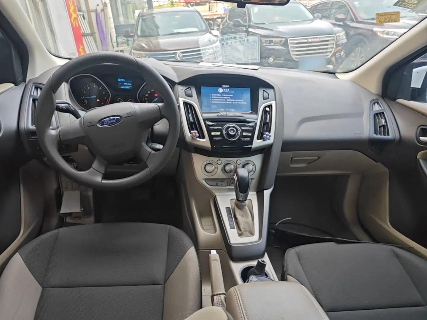 Ford Focus 2012 Sedan 1.6L Automatic Comfort Model — миниатюра 13