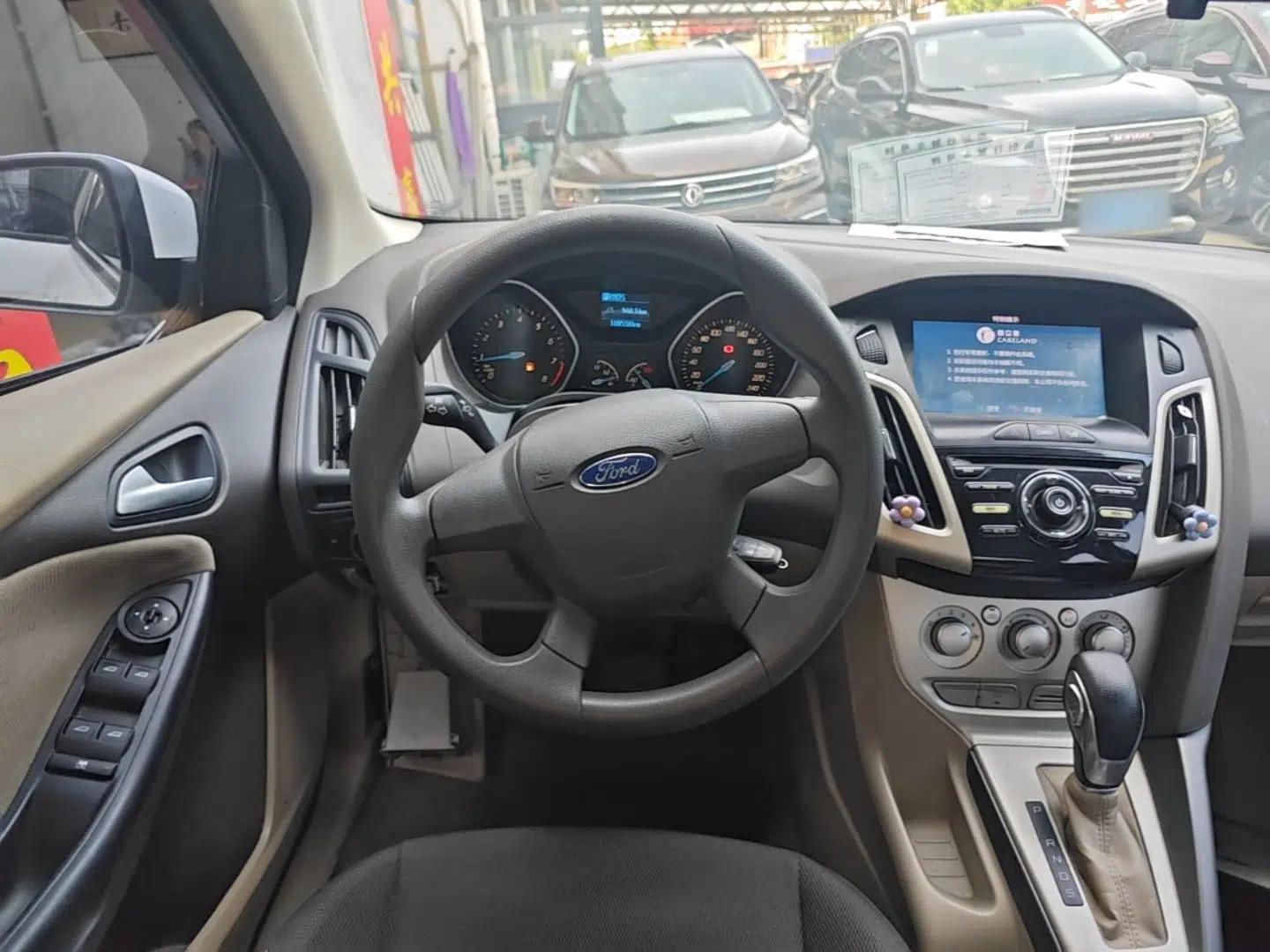 Ford Focus 2012 Sedan 1.6L Automatic Comfort Model — миниатюра 14