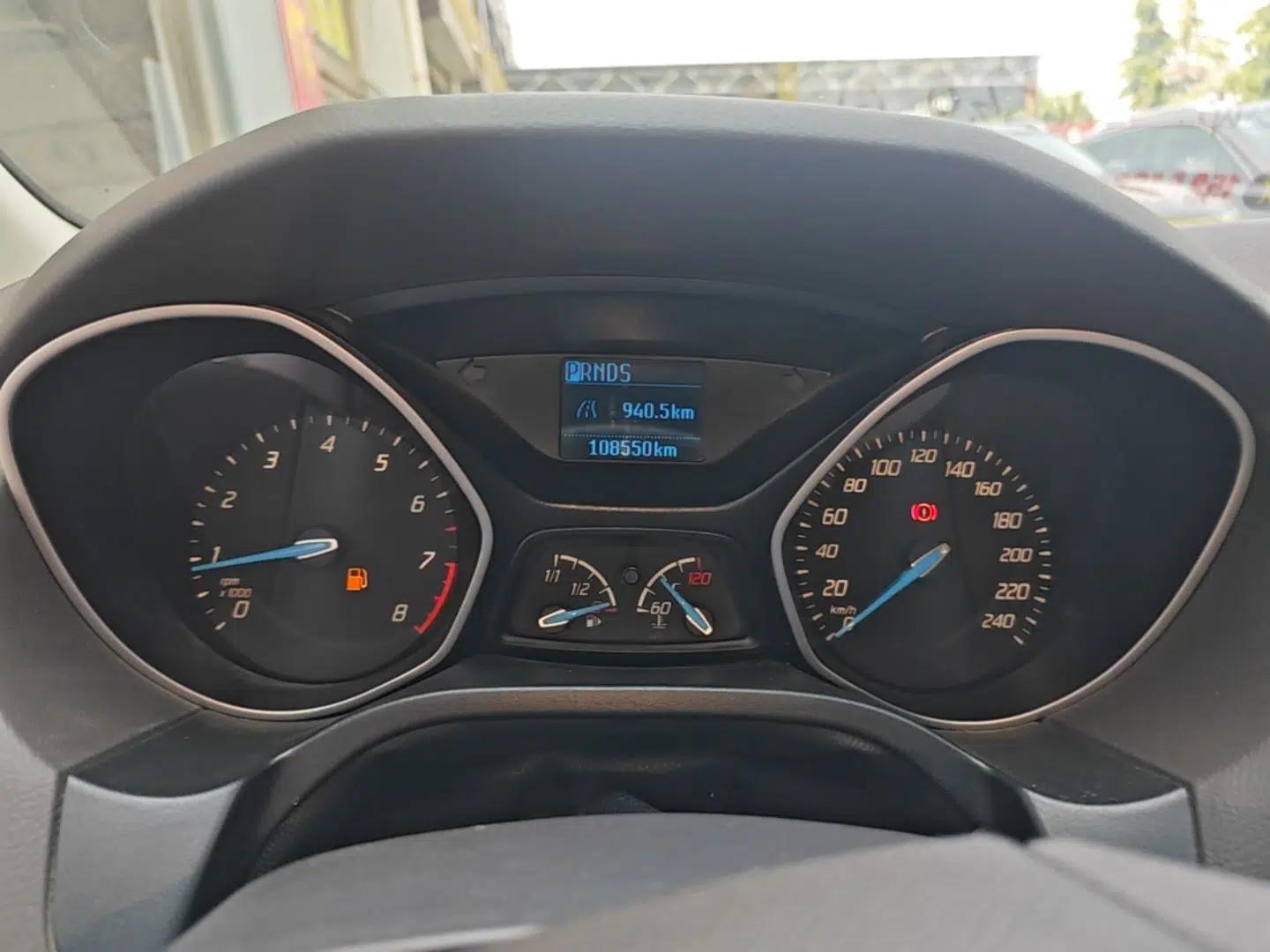 Ford Focus 2012 Sedan 1.6L Automatic Comfort Model — миниатюра 15