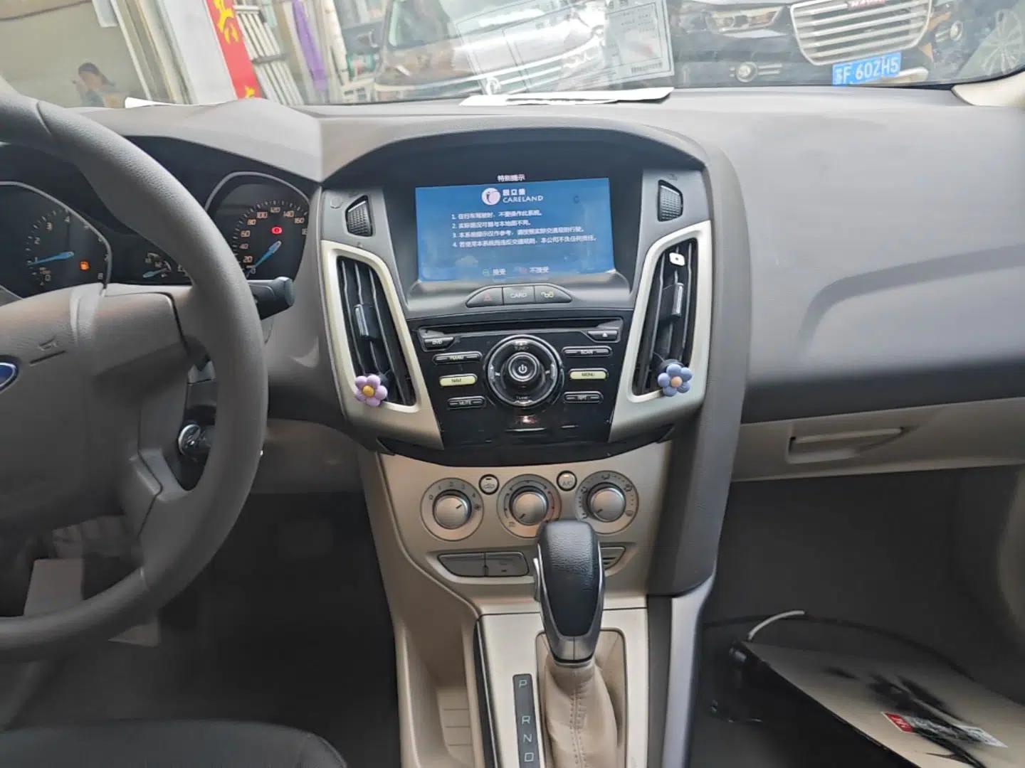 Ford Focus 2012 Sedan 1.6L Automatic Comfort Model — миниатюра 16