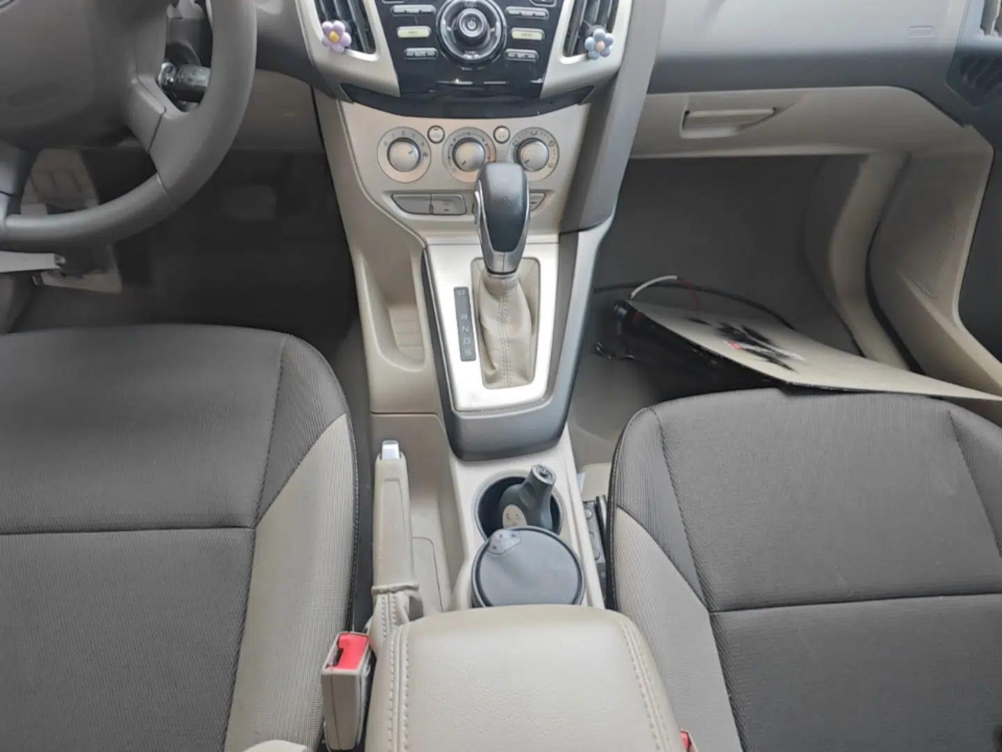 Ford Focus 2012 Sedan 1.6L Automatic Comfort Model — миниатюра 17