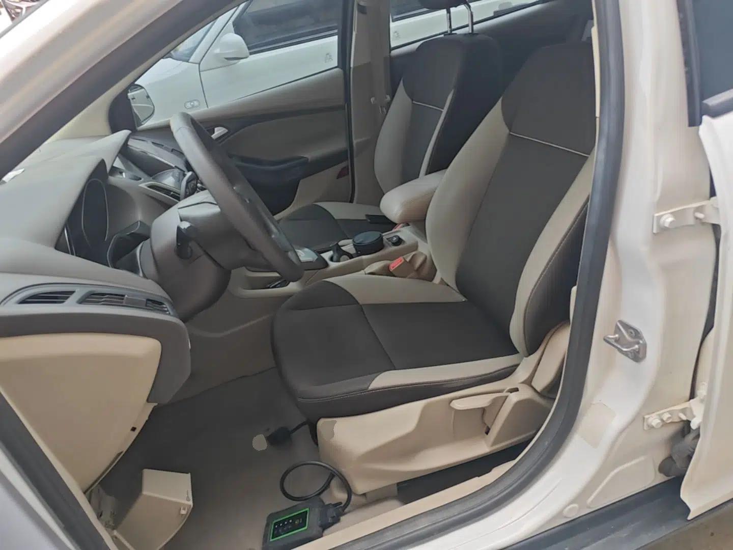 Ford Focus 2012 Sedan 1.6L Automatic Comfort Model — миниатюра 18