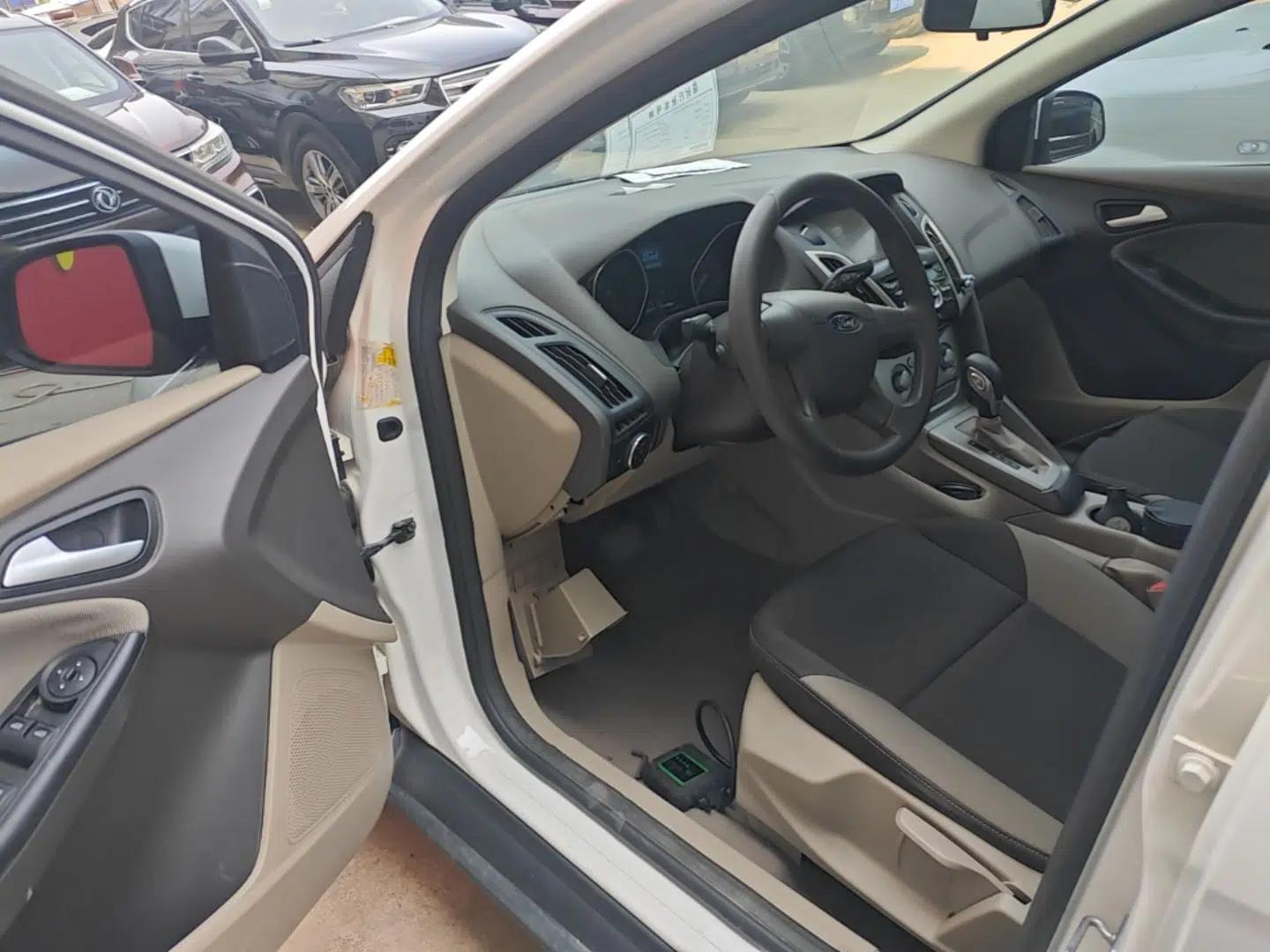 Ford Focus 2012 Sedan 1.6L Automatic Comfort Model — миниатюра 19