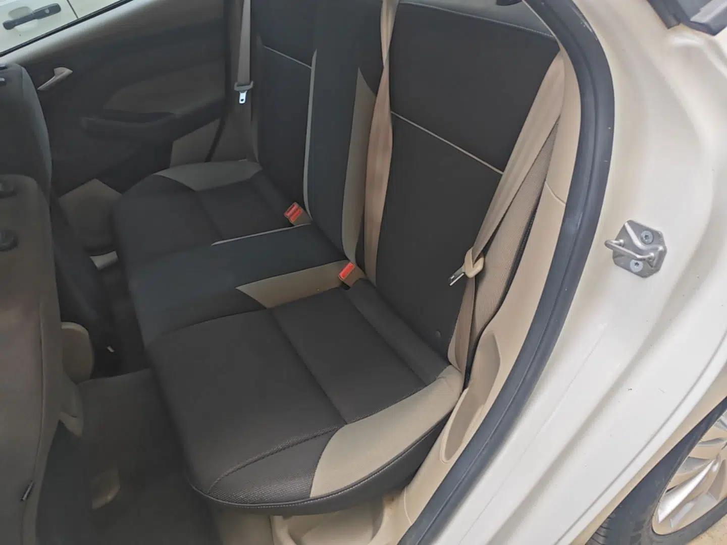 Ford Focus 2012 Sedan 1.6L Automatic Comfort Model — миниатюра 20