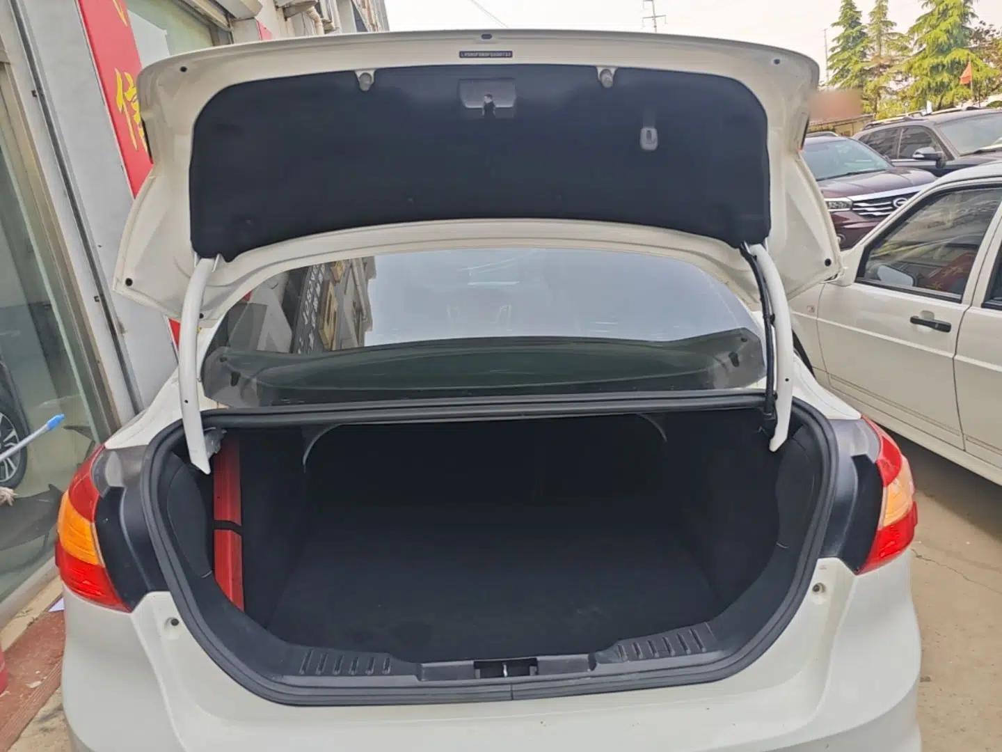 Ford Focus 2012 Sedan 1.6L Automatic Comfort Model — миниатюра 22