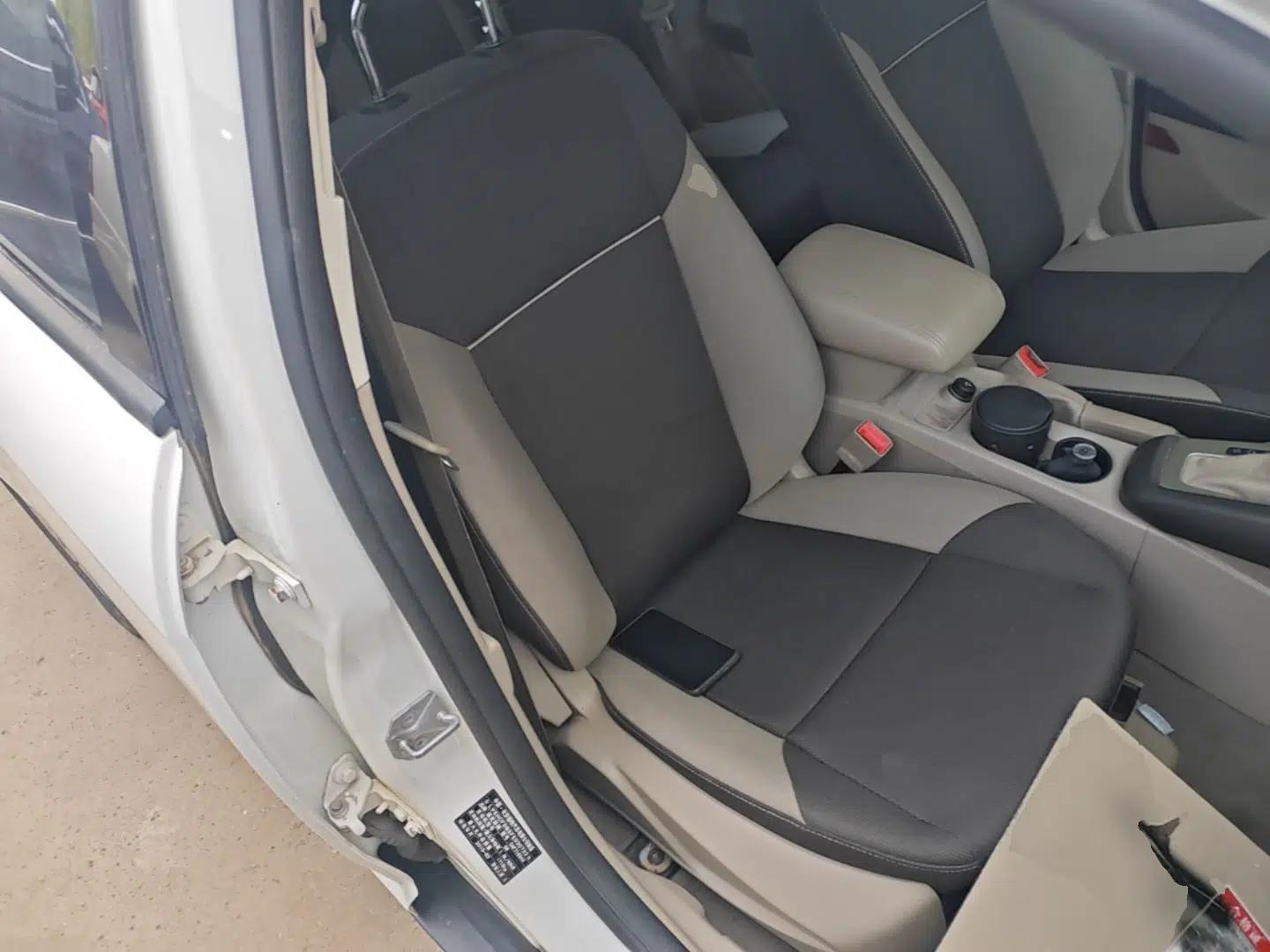 Ford Focus 2012 Sedan 1.6L Automatic Comfort Model — миниатюра 23